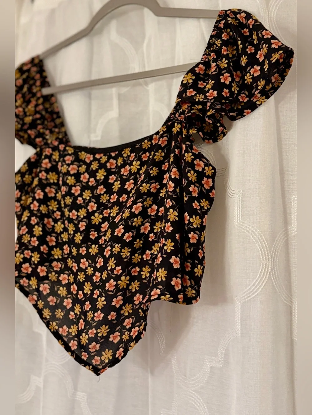 Sadie & Sage Black Ditsy Floral Handkerchief Crop Top | Medium